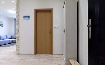 Pěkný byt po rekonstrukci je umístěn v cihlovém domě na námě
