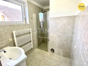 Nabízíme ke koupi prostorný rodinný dům v klidné části Hradc