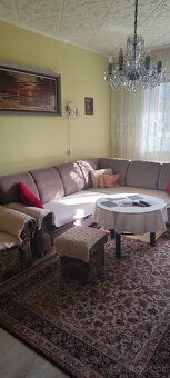 Byt s veškerým zařízením, se zaskleným balkónem. Po domluvě 