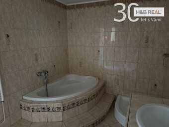 Nabízíme k prodeji prostorný rodinný dům o dispozici 6+2 v k