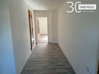 Nabízíme k prodeji prostorný rodinný dům o dispozici 6+2 v k