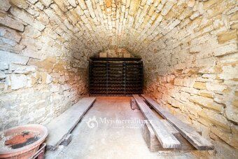 Ref. No. JT25009 In the heart of the wine region we offer in exclusive representation for sale…