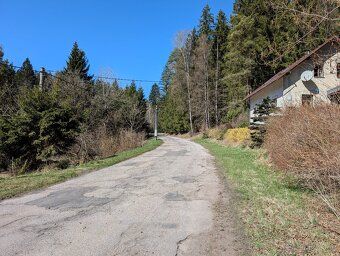 Chaloupka je stará a ve špatném stavu. Každopádně na retro-r