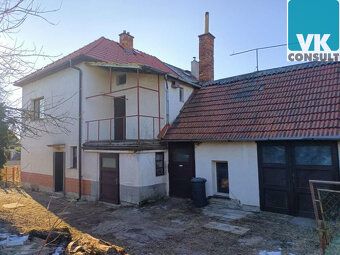 Nabízíme Vám ke koupi rodinný dům o dispozici 4+1 na polosam