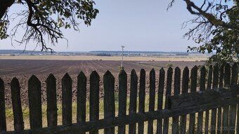Výjimečný stavební pozemek s panoramatickým výhledem – Lišic