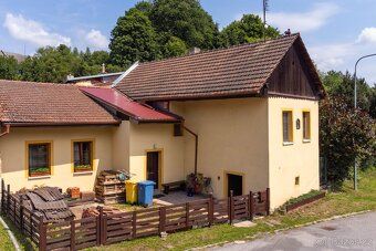 Nabízíme k prodeji prostorný rodinný dům v klidné části obce