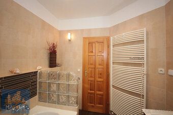 Nabízíme k pronájmu velmi pěkný rodinný dům o dispozici 5+1 