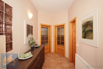 Nabízíme k pronájmu velmi pěkný rodinný dům o dispozici 5+1 