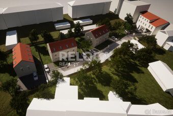Prostorný starší domek k prodeji, chodba, čtyři ložnice, obý