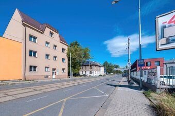 We offer for sale a renovated three-story building located right next to the Pohraniční tram…
