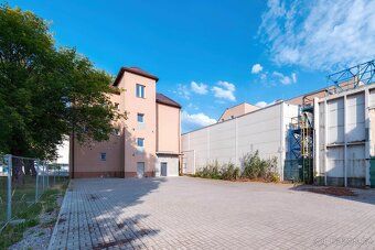 We offer for sale a renovated three-story building located right next to the Pohraniční tram…
