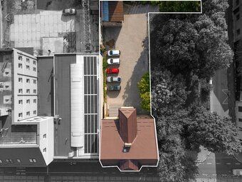 We offer for sale a renovated three-story building located right next to the Pohraniční tram…