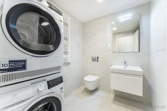 Nabízíme k dlouhodobému podnájmu světlý byt 1+kk v moderní l