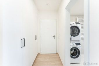 Nabízíme k dlouhodobému podnájmu světlý byt 1+kk v moderní l