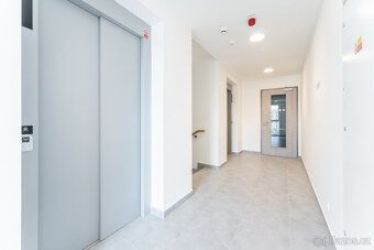 Nabízíme k dlouhodobému podnájmu světlý byt 1+kk v moderní l