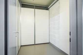 Nabízíme k dlouhodobému podnájmu světlý byt 1+kk v moderní l