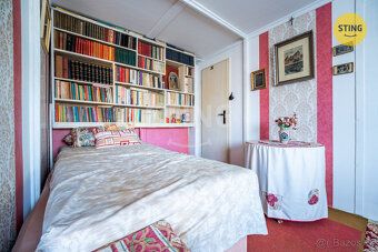 We offer for sale a property with an entry number featuring elements of a family house…