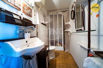 We offer for sale a property with an entry number featuring elements of a family house…