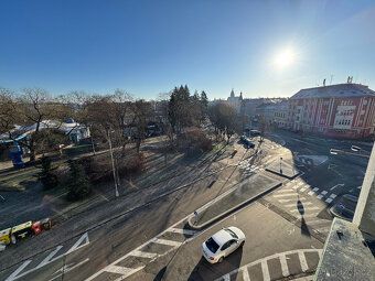 Pronájem KANCELÁŘE v centru Hradce Králové na třídě Karla IV