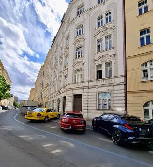 Nabízíme Vám pronájem podkrovního bytu 2+kk s dvěma balkóny 