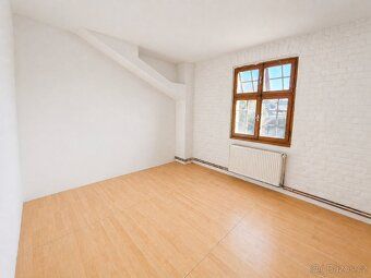 Nabízíme k pronájmu prostorný byt o velikosti cca 150 m² s v