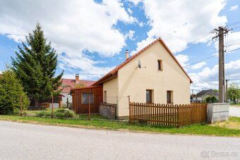 We offer for sale a stylish family house in a quiet and sought-after location