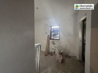 CHORVATSKO-NEMOVITOSTI.cz nabízí samostatně stojící dům s ga