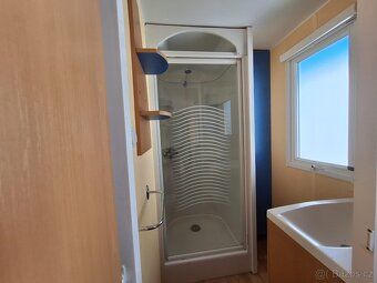 Nabízíme k prodeji mobilní dům IRM o rozměrech 8 x 3m. Fasád