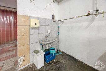 Nabízíme k pronájmu obchodní a skladové prostory vhodné pro 