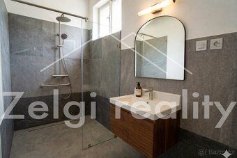 In exclusive representation we offer an exceptionally spacious multi-generational family house…