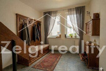In exclusive representation we offer an exceptionally spacious multi-generational family house…