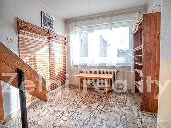 In exclusive representation we offer an exceptionally spacious multi-generational family house…