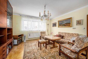 We offer for sale a family house with 4+1 bedrooms and an independent double garage located in…