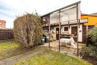 We offer for sale a family house with 4+1 bedrooms and an independent double garage located in…