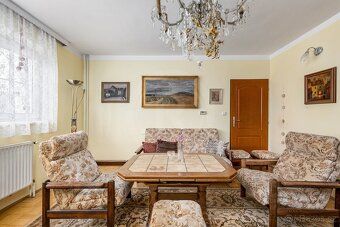 We offer for sale a family house with 4+1 bedrooms and an independent double garage located in…