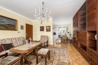 We offer for sale a family house with 4+1 bedrooms and an independent double garage located in…