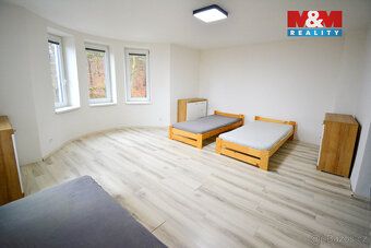 Nabízíme k prodeji prostorný rodinný dům v klidné části Ústí