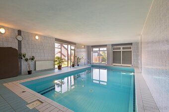 We offer for sale a representative and above-standard spacious family house with an indoor…