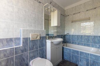 We offer for sale a representative and above-standard spacious family house with an indoor…