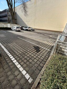 Nabízím nadstandardně prostorné parkovací stání ve vnitroblo