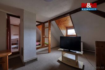 We offer for sale a family house in the village of Koloveč.