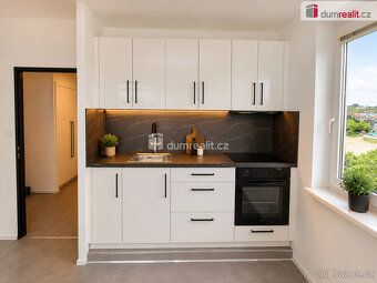 služby 3000 Kč / 1 osoba + elektoměr, každá další osoba 700 