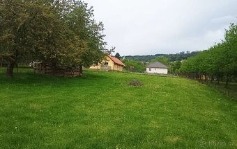 Nabídka rozlehlé 2386 m2 stavební parcely na okraji Městyse 