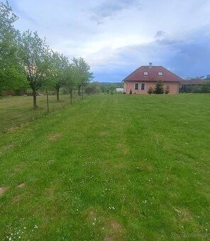 Nabídka rozlehlé 2386 m2 stavební parcely na okraji Městyse 