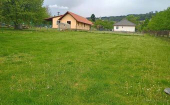 Nabídka rozlehlé 2386 m2 stavební parcely na okraji Městyse 