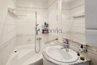 Nabízíme pronájem bytu 2+1, o ploše 59m2, ve 3. patře činžov