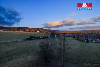 Nabízíme k pronájmu prostorný a slunný byt o dispozici 3+1 v