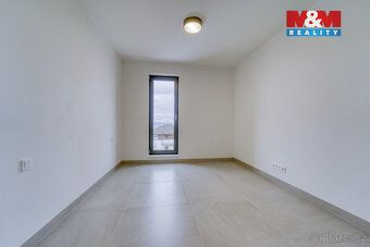 Nabízíme k pronájmu příjemný a slunný byt o dispozici 2+kk a