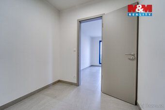 Nabízíme k pronájmu příjemný a slunný byt o dispozici 2+kk a