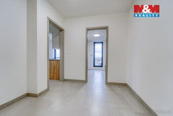 Nabízíme k pronájmu příjemný a slunný byt o dispozici 2+kk a